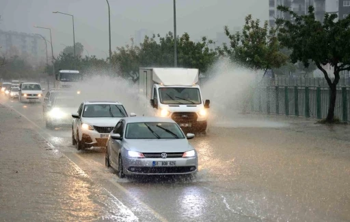 Adana&rsquo;da şiddetli yağış yolları g&ouml;le &ccedil;evirdi, apartmanları su bastı
