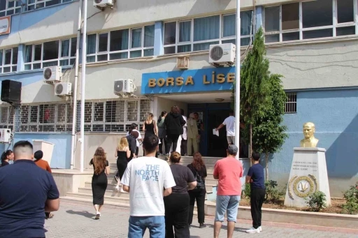 Adana’da sınava geç kalan öğrencileri polis yetiştirdi
