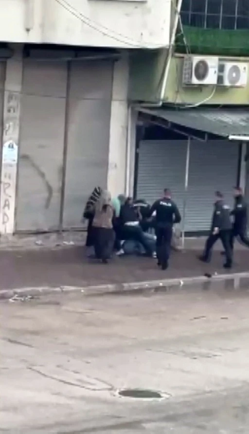 Adana&rsquo;da sokak ortasında kavga: Polis havaya ateş a&ccedil;tı
