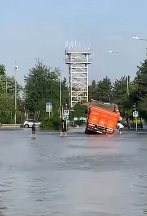 Adana&rsquo;da su borusu patladı, yollar g&ouml;l oldu
