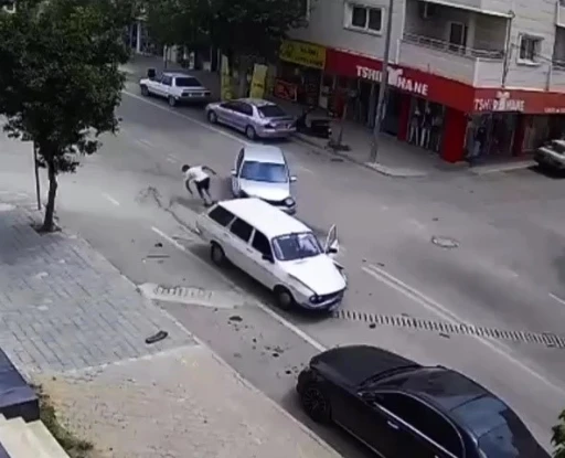 Adana’da sürücü kaza sırasında açılan kapıdan inip koşarak uzaklaştı
