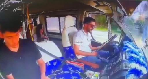 Adana&rsquo;da s&uuml;r&uuml;c&uuml; uyudu, dolmuş duvara &ccedil;arptı: 7 yaralı
