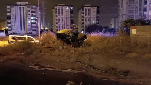 Adana&rsquo;da takla atan otomobildeki 2 kişi yaralandı
