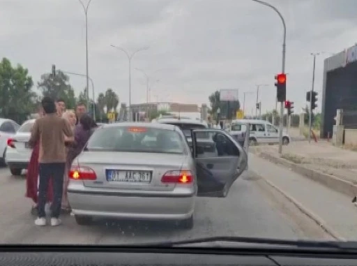 Adana&rsquo;da trafikte kadınlı erkekli kavga kameraya yansıdı
