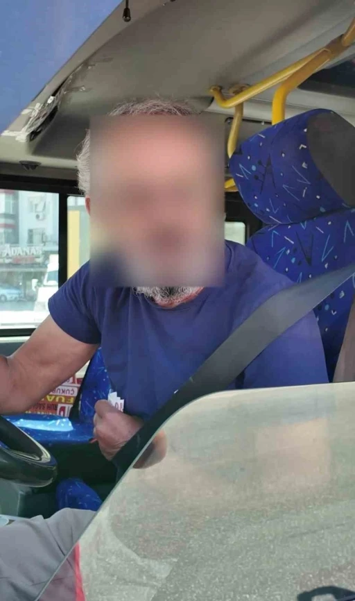 Adana’da trafikte seyir halinde cep telefonuyla konuşan hem de kemeri koltuğa takan sürücü yakalanınca:
