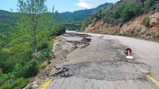 Adana&rsquo;da Varda K&ouml;pr&uuml;s&uuml;&rsquo;ne giden yolda heyelan meydana geldi
