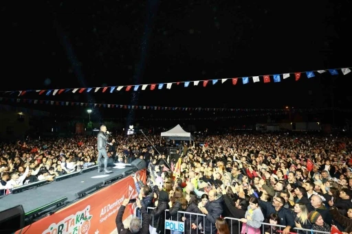 Adana&rsquo;da yağmur altında Haluk Levent coşkusu
