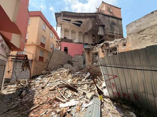Adana&rsquo;da yıkılan metruk binanın enkazı 48 g&uuml;nd&uuml;r kaldırılmadı

