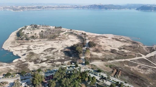 Adana&rsquo;da yıkım yapılan Amerikan Adası girişi kayalarla kapatıldı
