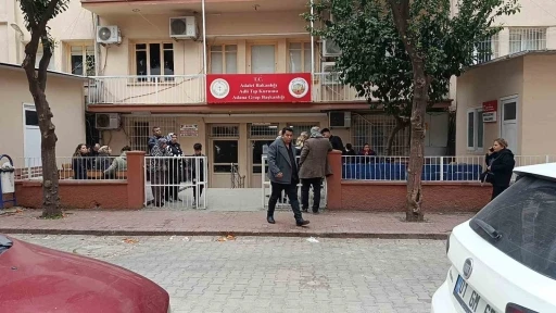 Adana&rsquo;da yol kesip bı&ccedil;akla saldırdılar: 17 yaşındaki &ccedil;ocuk &ouml;ld&uuml;, 2 ağabeyi yaralandı
