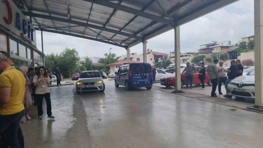 Adana’da yol verme kavgasında silahlar çekildi: 1’i polis 3 yaralı
