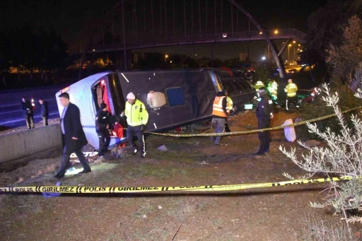 Adana&rsquo;da yolcu otob&uuml;s&uuml; devrildi: 8 yaralı
