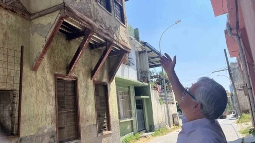 Adana&rsquo;daki metruk binalar mahalleliyi tedirgin ediyor
