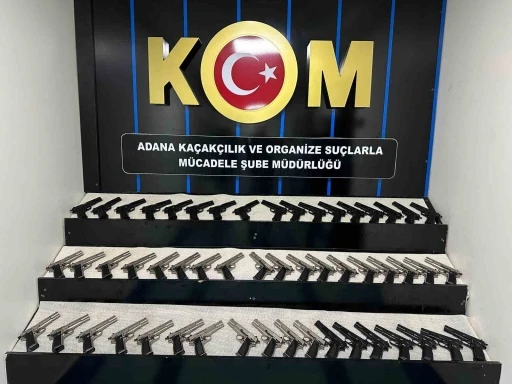 Adana’daki suç örgütlerine silah getiren 2 şüpheli tutuklandı: 53 tabanca ele geçirildi
