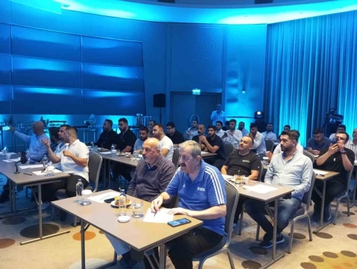 Adana Demirsporlu taraftarlardan &quot;Yaşasın Demirspor&quot; kampanyası
