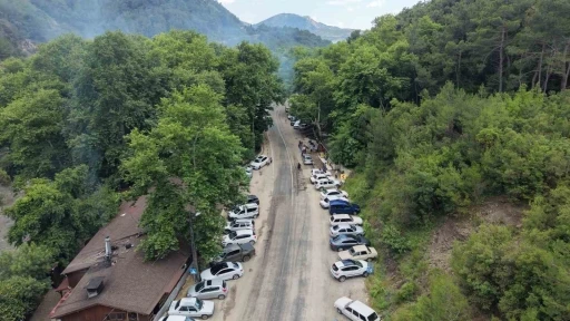 Adana Kozan&rsquo;da mesire alanları doldu, mangal dumanları g&ouml;ky&uuml;z&uuml;ne y&uuml;kseldi
