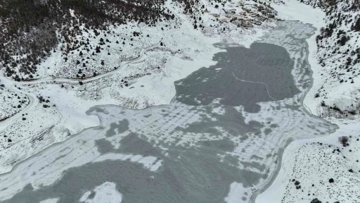 &rsquo;Adana&rsquo;nın Sibiryası&rsquo;nda K&uuml;rebeli Barajı buz tuttu
