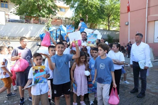 Adana sıcağında &ouml;ğrencilere buz gibi karne hediyesi
