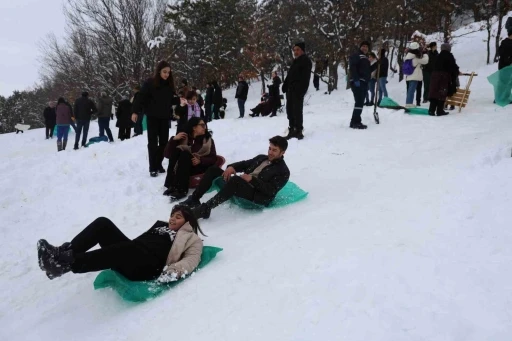 Adana usul&uuml; kayak festivali: Leğenle, bidonla, poşetle pistte yarış
