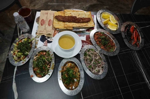 Adanalı kebap&ccedil;ılar Ramazan&rsquo;a hazır: İftar sofralarında lezzet ş&ouml;leni yaşanacak
