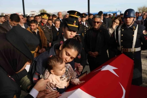 Adanalı şehidin eşi, düğün fotoğraflarını minik kızıyla çektirdi
