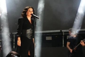 Adanalılar Fatma Turgut konseri ile coştu
