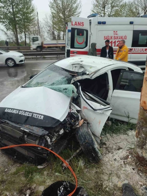 Adapazarı’nda ağaca çarpıp hurdaya dönen otomobildeki 2 kişi yaralandı
