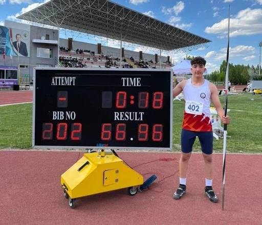 Adil Sani Konukoğlu Spor Lisesi &ouml;ğrencisi cirit atmada T&uuml;rkiye şampiyonu oldu
