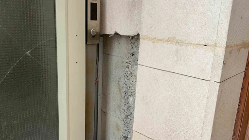 Adilcevaz&rsquo;da camiye &ccedil;irkin saldırı: Halılar &uuml;zerinde sigara izmaritleri s&ouml;nd&uuml;r&uuml;ld&uuml;

