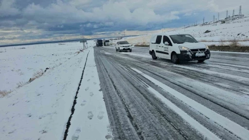 Adilcevaz&rsquo;da kar ve buzlanma nedeniyle onlarca ara&ccedil; yolda kaldı
