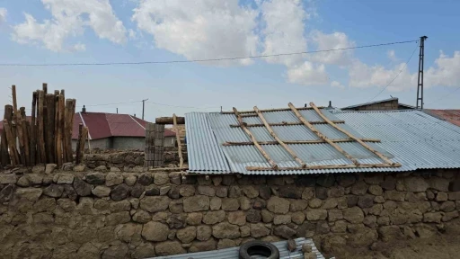 Adilcevaz’da oluşan hortum çatıları uçurdu
