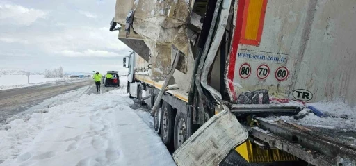 Adilcevaz&rsquo;da tırlar &ccedil;arpıştı
