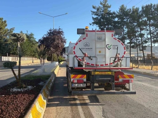 Adıyaman Belediyesi’nden yaz aylarında yeşil alanlara özel bakım
