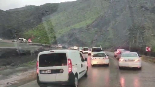 Adıyaman- &Ccedil;elikhan Karayolunda heyelan
