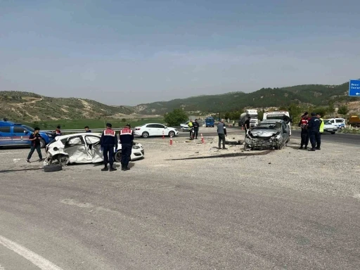 Adıyaman’da 2 otomobil çarpıştı: 8 yaralı
