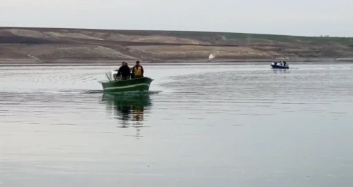 Adıyaman&rsquo;da baraj g&ouml;l&uuml;nde tekne alabora oldu: 5 kişiden 1&rsquo;i kayıp
