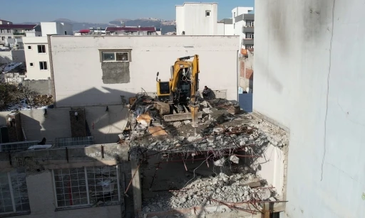 Adıyaman&rsquo;da binalar daha g&uuml;venli şekilde yıkılıyor
