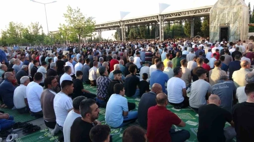 Adıyaman’da binlerce kişi bayram namazı için saf tuttu
