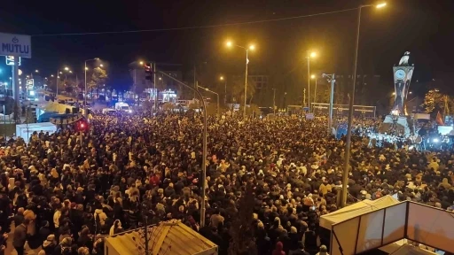 Adıyaman&rsquo;da binlerce kişi deprem şehitlerini andı
