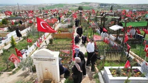 Adıyaman’da deprem şehitliğine bayram ziyareti
