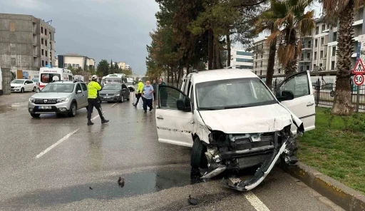 Adıyaman’da hafif ticari araç ile otomobil çarpıştı: 7 yaralı
