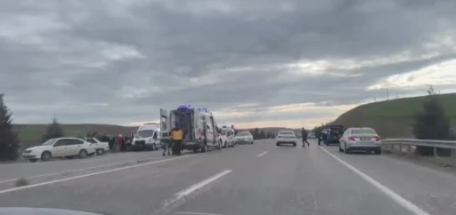 Adıyaman&rsquo;da hafif ticari ara&ccedil; otomobille &ccedil;arpıştı: 5 yaralı

