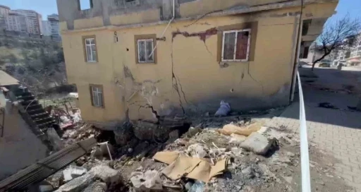 Adıyaman&rsquo;da heyelan nedeniyle iki ev hasar g&ouml;rd&uuml;
