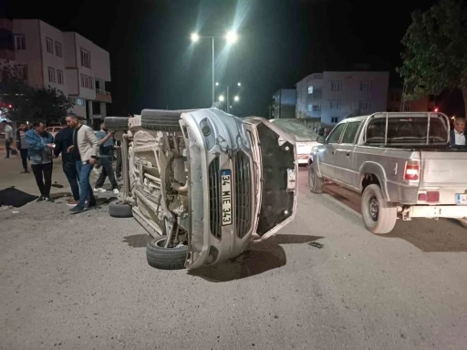 Adıyaman’da iki hafif ticari araç çarpıştı: 4 yaralı
