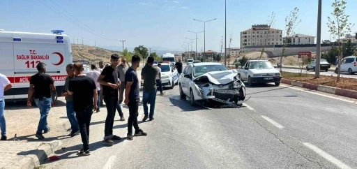 Adıyaman’da iki otomobil çarpıştı:  2 yaralı

