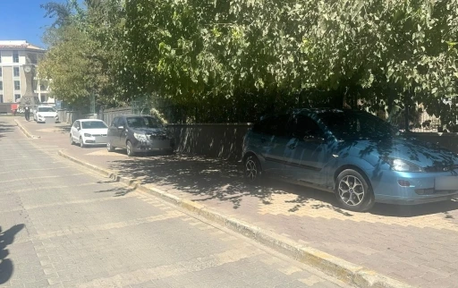Adıyaman’da kaldırımlar otoparka döndü
