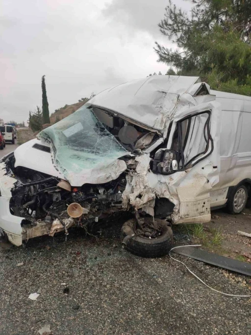 Adıyaman’da kamyon ile minibüs çarpıştı: 1 ölü

