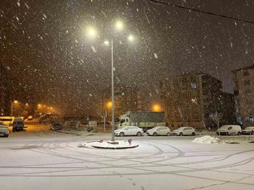 Adıyaman&rsquo;da kar yağışı etkisini artırdı
