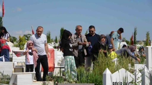 Adıyaman&rsquo;da Mezarlıkta bayram yoğunluğu
