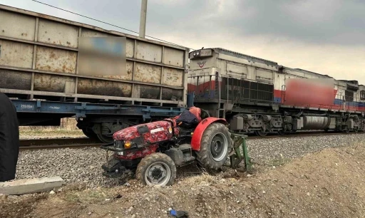 Adıyaman&rsquo;da raylardan ge&ccedil;meye &ccedil;alışan trakt&ouml;re tren &ccedil;arptı: 1 yaralı
